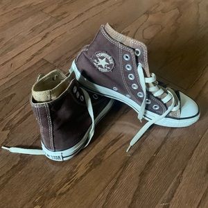 Brown double tongue Converse size 4.